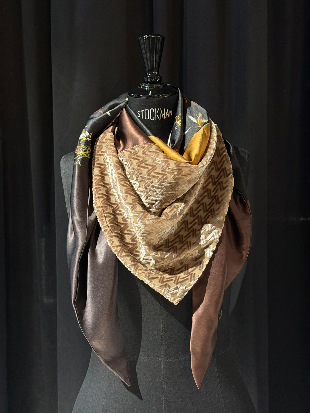 The Huntress v-neck 2.0