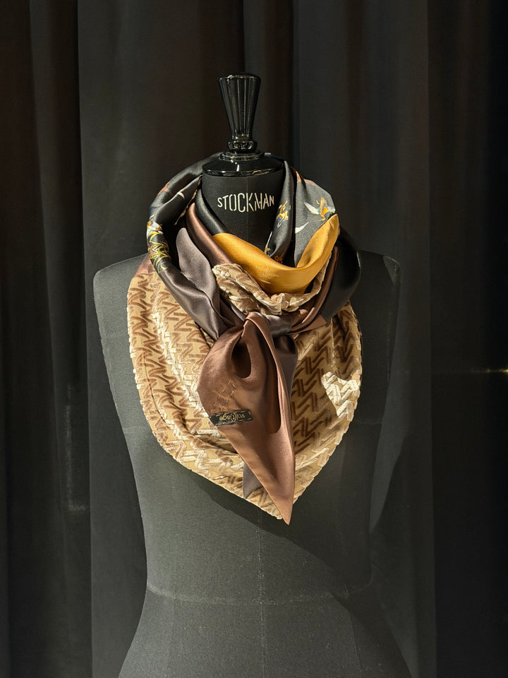 The Huntress v-neck 2.0