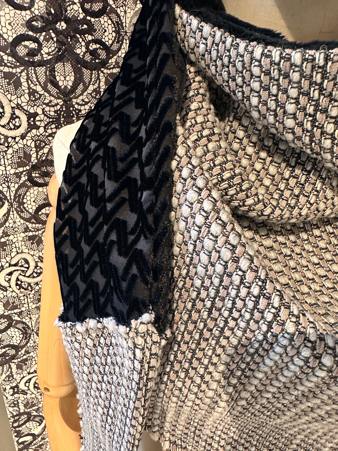 EQUILIBRIUM bouclé v-neck