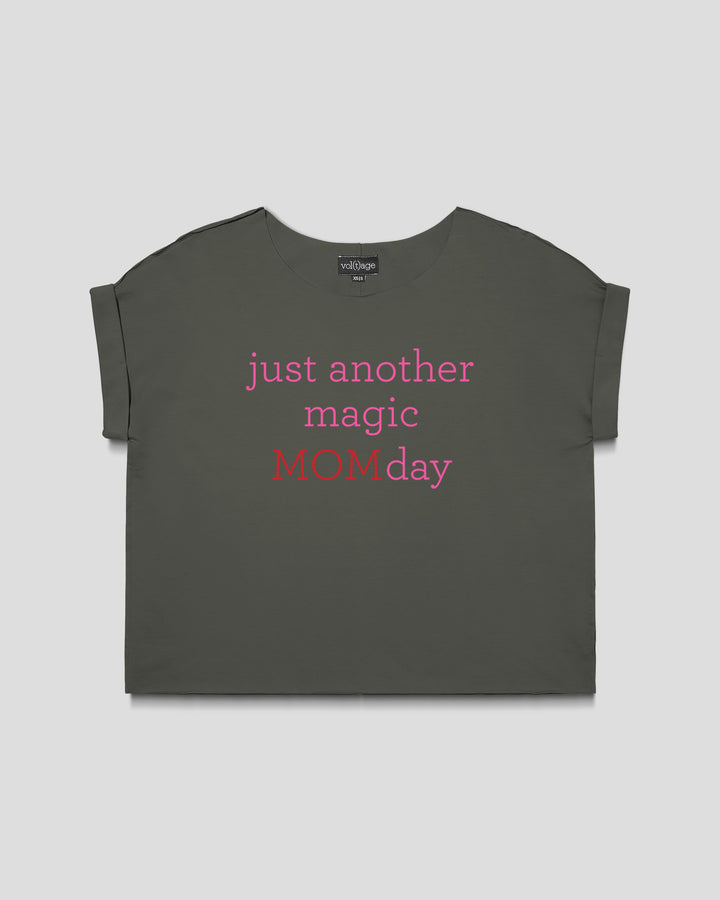 JUST ANOTHER MAGIC MOM DAY relaxed smart-tee