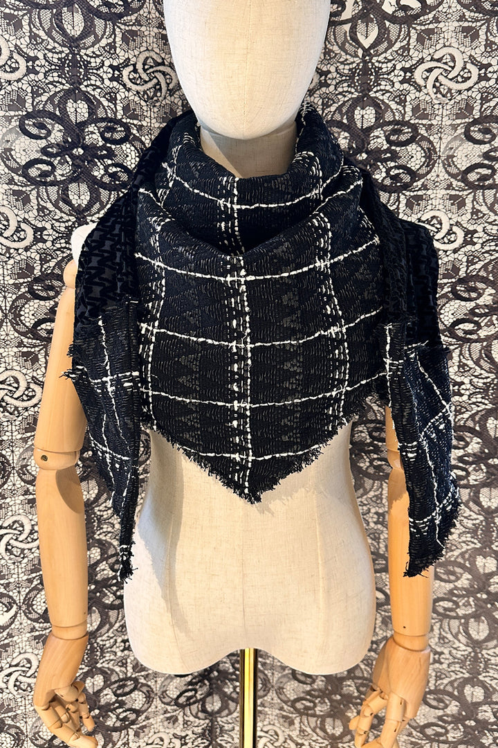 ATTRACT OPPOSITES  bouclé v-neck