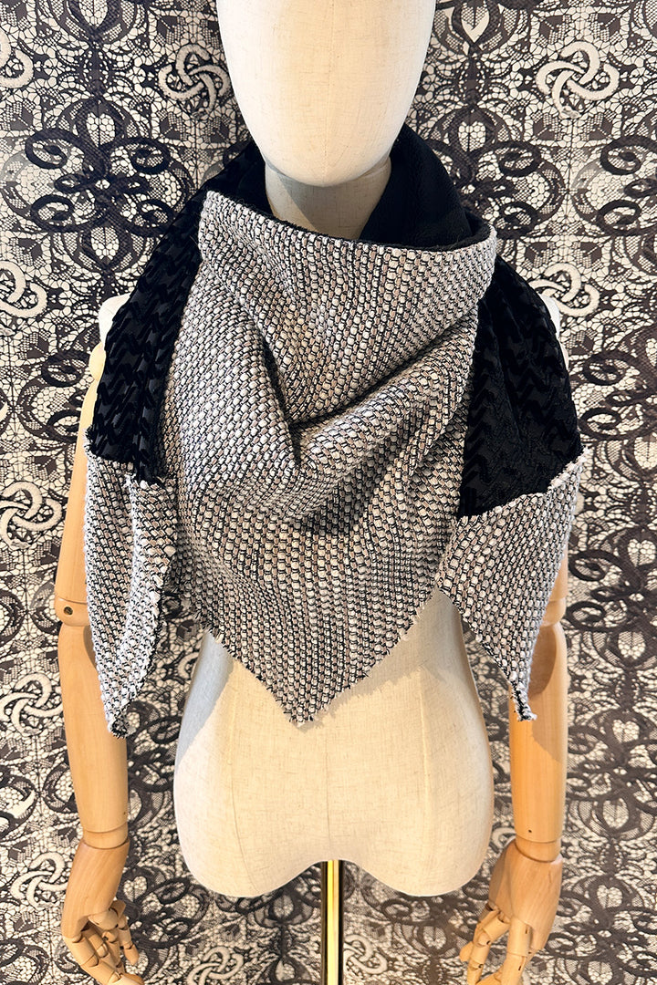 EQUILIBRIUM bouclé v-neck