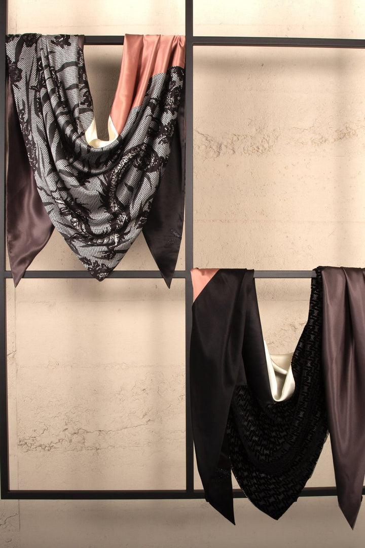 GO FOR BOLD v-neck